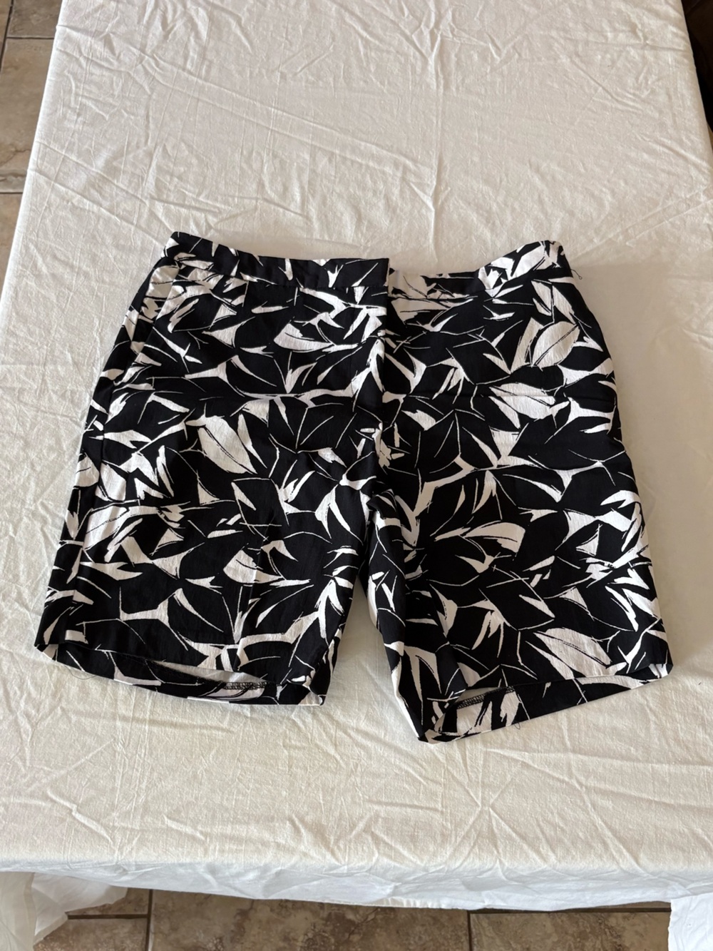 Mario Serrani Black and White Leaf-Print Bermudas